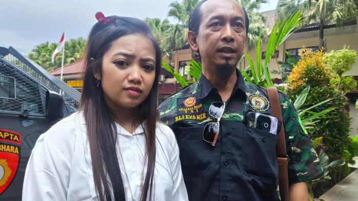 Intan Anggraeni didampingi keluarga melaporkan pasangannya dalam kasus dugaan pemalsuan identitas pernikahan di Polresta Malang Kota pada Rabu (8/4/2026).(KOMPAS.com/ PUTU AYU PRATAMA SUGIYO)