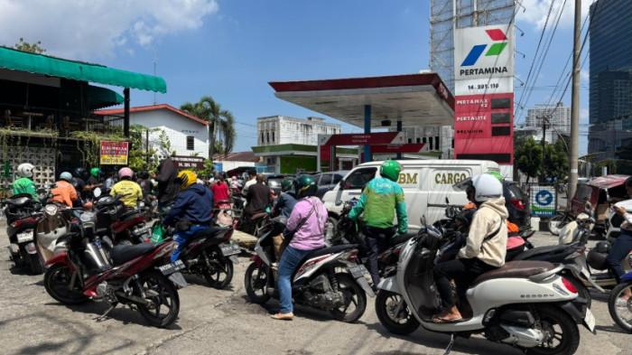 ANTRE BBM - Pengendara roda dua dan empat mengantre panjang untuk mengisi BBM di SPBU Guru Patimpus, Medan, Sabtu (29/11/2025). Antrean mengular terjadi imbas banyak SPBU tutup dan tingginya kepanikan warga membeli BBM dalam dua hari terakhir.