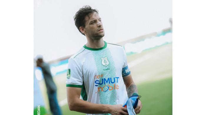 Penggawa PSMS Medan Felipe Cadenazzi ketika menghadapi Sumsel United FC pada laga pekan ke-12 Pegadaian Championship 2025/2026 yang berlangsung di Stadion Gelora Sriwijaya Jakabaring, Senin (24/11/2025). Felipe Cadenazzi mendapatkan kartu merah langsung pada laga ini. 