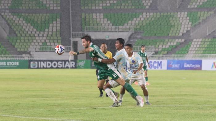 Penggawa PSMS Medan Felipe Cadenazzi saat berebut bola dengan pemain PSPS Pekanbaru di Stadion Utama Sumatra Utara, pada Rabu (19/11/2025). Manajemen PSMS Medan siapkan evaluasi pasca hasil minor yang diraih di Pegadaian Championship musim 2025/2026.