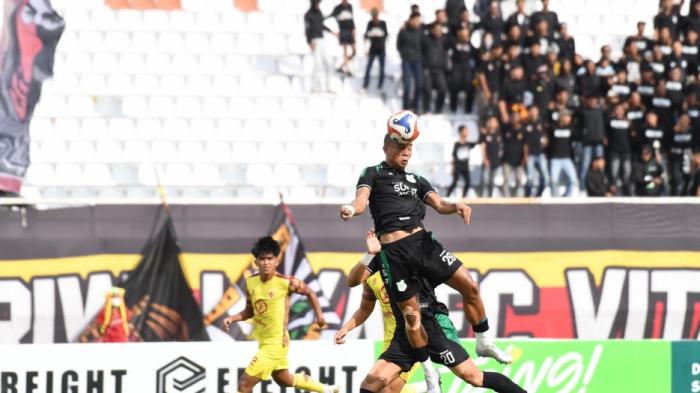 Penggawa PSMS Medan Rudiyana menanduk bola ketika menghadapi Sriwijaya FC di Stadion Gelora Sriwijaya Jakabaring, Palembang, Sabtu (27/12/2025). Brace gol Rudiyana bawa kemenangan bagi PSMS Medan di Pegadaian Championship musim 2025/2026.