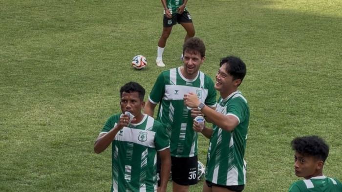 PSMS MEDAN: Penggawa asing PSMS Medan Felipe Cadenazzi dan Kim Jeung Ho saat latihan di Stadion Mini Disporasu, Selasa (23/9/2025) sore. Felipe Cadenazzi mulai pulih dari cederanya jelang lawan Sumsel United di Pekan Ketiga Pegadaian Championship musim 2025/2026.