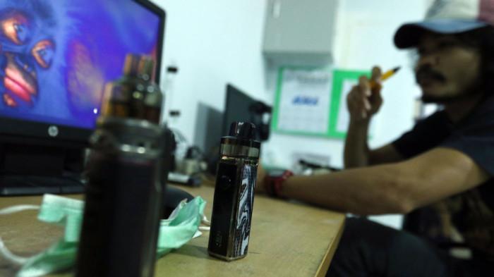 ZAT ADIKTIF - Aktivitas merokok pengguna vape.Liquid vape juga mengandung zat adiktif berbahaya seperti nikotin. Bahkan ada kandungannya yang lebih besar dibandingkan yang terkandung pada rokok tembakau.