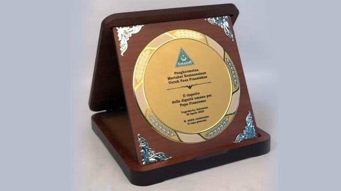 Penghargaan Martabat Kemanusiaan untuk mendiang Paus