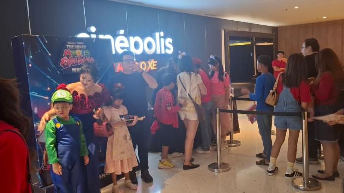 Pengunjung Tampil ala Mario dan Luigi