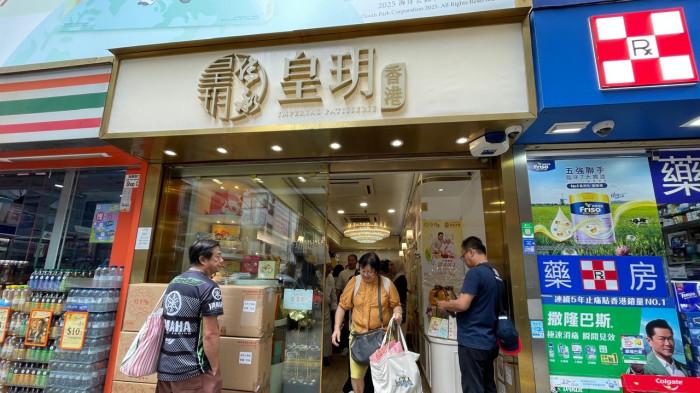 Pengunjung memadati Imperial Patisserie Hong Kong.