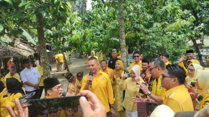 KEGIATAN GOLKAR - Pengurus dan kader Golkar saat menghadiri kegiatan menjelang hari ulang tahun ke 61, di di Pasar Kamu, Jalan Perintis, Denai Lama, Kecamatan Pantai Labu, Kabupaten Deliserdang, Sabtu (18/10/2025).