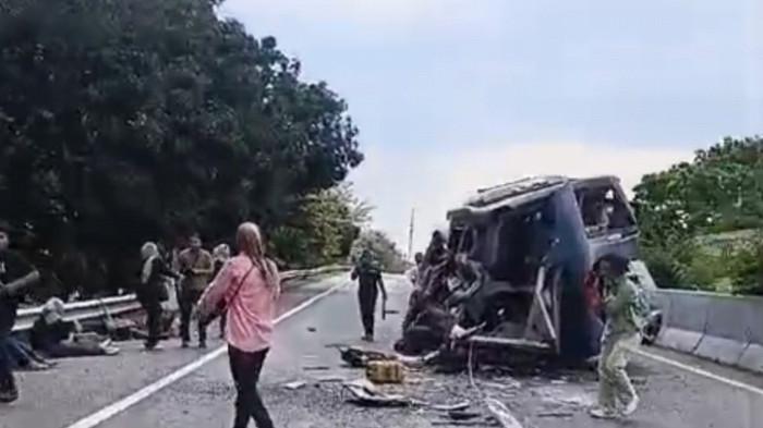 Penumpang bus TNI AL yang menabrak bagian belakang truk muatan semen ini berhamburan di tengah jalan tol Belmera, Selasa (23/12/2025).