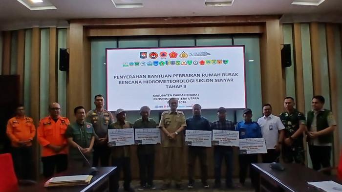 Penyerahan Bantuan Perbaikan Rumah Rusak akibat bencana hidrometerologi dari BNPB