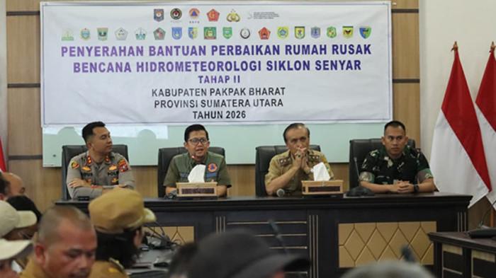 Penyerahan Bantuan Perbaikan Rumah Rusak akibat bencana hidrometerologi