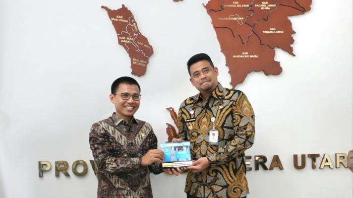 Penyerahan Plakat dari PLN UID Sumatera Utara sebagai wujud sinergi