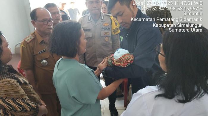 Polsek Sidamanik Serahkan Bayi Ditemukan di Perkebunan Teh ke Dinas Sosial
