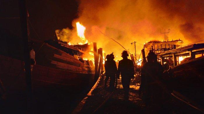 9 Kapal Pukat Terbakar Usai Melakukan Pengisian BBM, Api Berkobar Hingga Bikin Panik Warga