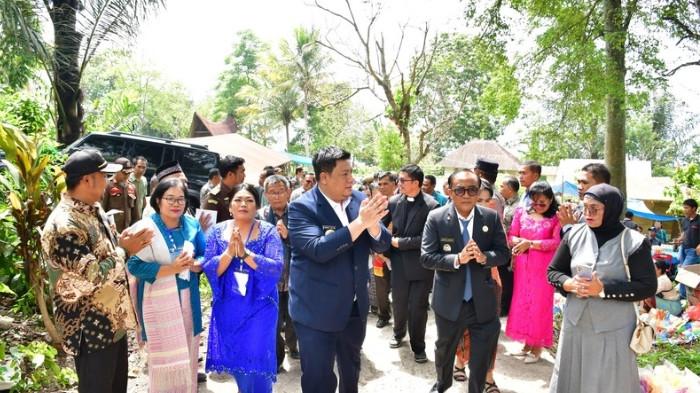 Perayaan Paskah Oikoumene Kabupaten Samosir Tahun 2026 berjalan khidmat. Didalam gereja katolik Santa Clara Silimapuluh Desa Parsaoran Kecamatan Sitio-tio berkumandang lagu pujian dan koor dari denominasi gereja. 

Gereja kecil yang berada di pelosok ini menjadi tempat pilihan Bupati Samosir Vandiko Gultom merayakan paskah oikumene bersama masyarakat, Kamis (23/4/2026).