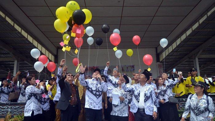 Bupati Franc Bernhard Tumanggor dalam Peringatan HUT PGRI dan Hari Guru Nasional Tahun 2024 tingkat Kabupaten Pakpak Bharat yang digelar di Lapangan Kasean Banurea, Napasengkut, Salak, Pakpak Bharat, Sumut, Senin (25/11/2024) pagi. (Diskominfo Pakpak Bharat)