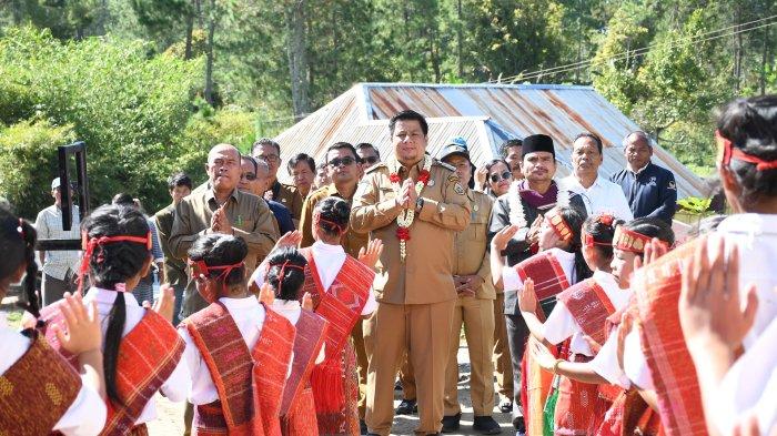 Perdana Tahun 2024 Bupati Samosir Lanjutkan Pelayanan Melalui Bunga Desa
