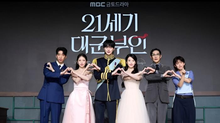 DRAKOR BARU- Bagi Anda pecinta drama Korea Selatan kini hadir serial baru berjudul Perfect Crown. Serial ini menyuguhkan intrik dan konflik sosial di lingkungan kerajaan dan komunitas kaya raya.