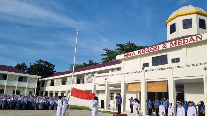 Upacara Peringatan Hari Pendidikan Nasional di SMA Negeri 2 Medan.