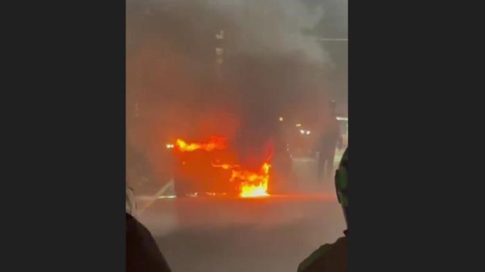 HONDA JAZZ TERBAKAR - Peristiwa kebakaran melanda satu unit mobil Honda Jazz di Jalan Guru Patimpus, Kecamatan Medan Baru, Kota Medan, Jumat (26/6/2026) malam. Sebelum terbakar, pemilik sebut mobilnya sempat mogok di simpang Putri Hijau tak jauh dari lokasi terbakar.