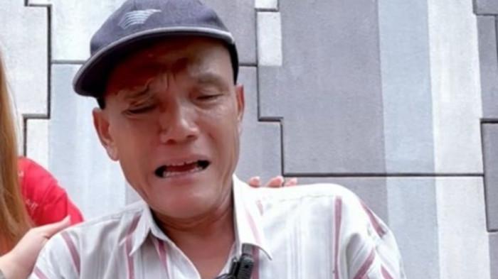 Perjuangan Hebat Bapak Penjual Kerupuk