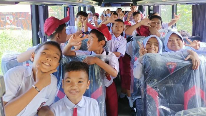 Brimob Sumut Peduli Pendidikan, Personel Kompi 2 Batalyon A Pelopor Antar Pelajar SD Pulang Sekolah