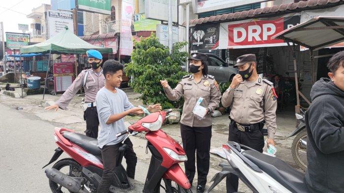 Polres Humbahas Imbau Warga Untuk Vaksin Booster dan Bagikan Masker Gratis