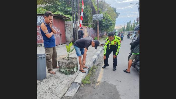 TEWAS KECELAKAAN - Personel Satlantas Polrestabes Medan, mengecek TKP kecelakaan pengendara sepeda motor beat yang terjadi di Jalan Setia Budi, Medan, Kamis (2/7/2026). Akibat kecelakaan ini, korban berusia 24 tahun dinyatakan meninggal dunia usai menghantamkan tiang listrik.