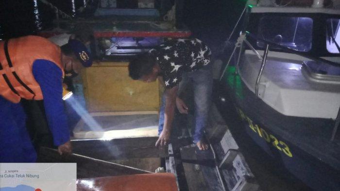 Personil Satpolair Polres Tanjungbalai Hentikan dan Periksa Kapal Nelayan Tanpa Nama