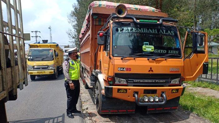 Ops Ketupat Toba, Satlantas Polres Karo Imbau Pembatasan Jam Operasional ke Sopir Angkutan Barang