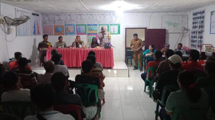 Bhabinkamtibmas Tanah Jawa Simalungun Bersama Warga Bahas Proyek Bronjong Sungai Silau Tuha