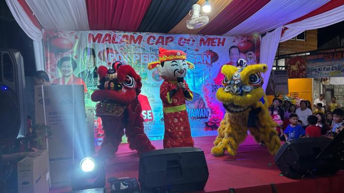 Pertunjukan barongsai disambut antusias warga yang memadati lokasi acara.