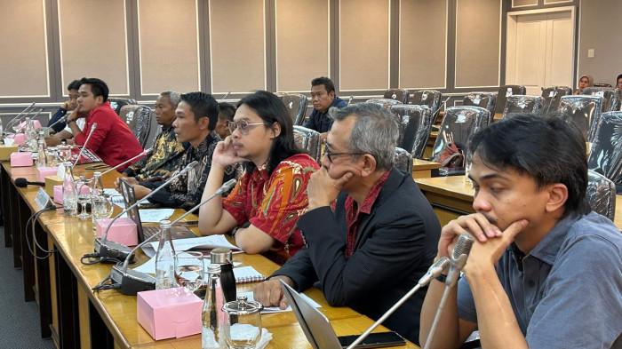 Misno, Perwakilan petani Padang Halaban menyampaikan kesaksian dalam Rapat Dengar Pendapat bersama Komisi XIII DPR RI di Gedung Nusantara II, Kompleks Parlemen, Jakarta, Rabu (18/2/2026). Rapat membahas dugaan pelanggaran HAM dan dampak penggusuran yang menyebabkan ratusan keluarga terdampak.