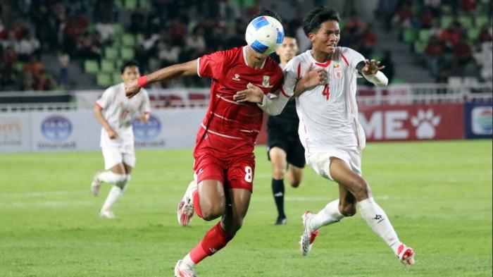 INDONESIA VS MYANMAR - Pesepakbola timnas Indonesia Arkhan Kaka (kiri) berusaha melawati kawalan pesepakbola timnas Myanmar pada pertandingan pembukaan AFF U-19, di Stadion Utama Sumatra Utara, Deliserdang, Senin (1/6/2026). Hasil akhir pertandingan, punggawa Indonesia berhasil menang Myanmar dengan skor 3-0. TRIBUN MEDAN/DANIL SIREGAR