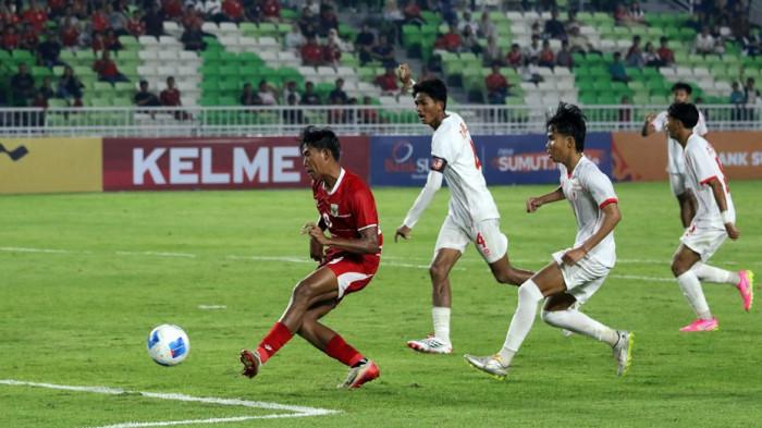 INDONESIA VS MYANMAR - Pesepakbola timnas Indonesia Dimas Wicaksono mencetak gol ke gawang timnas Myanmar pada pertandingan pembukaan AFF U-19, di Stadion Utama Sumatra Utara, Deliserdang, Senin (1/6/2026). Hasil akhir pertandingan, punggawa Indonesia berhasil menang Myanmar dengan skor 3-0. TRIBUN MEDAN/DANIL SIREGAR