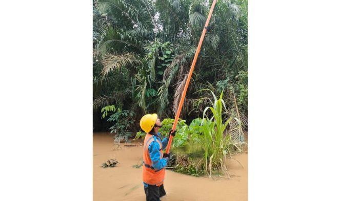 Petugas PLN saat melakukan pengamanan