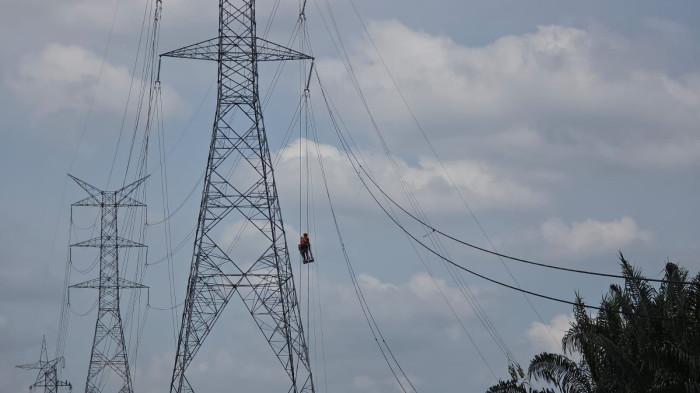 Petugas PLN saat melakukan perbaikan konduktor Transmisi 275 kV Galang - Simangkuk.