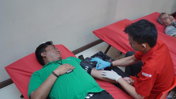 Petugas PMI kota Medan saat melakukan pengambilan darah