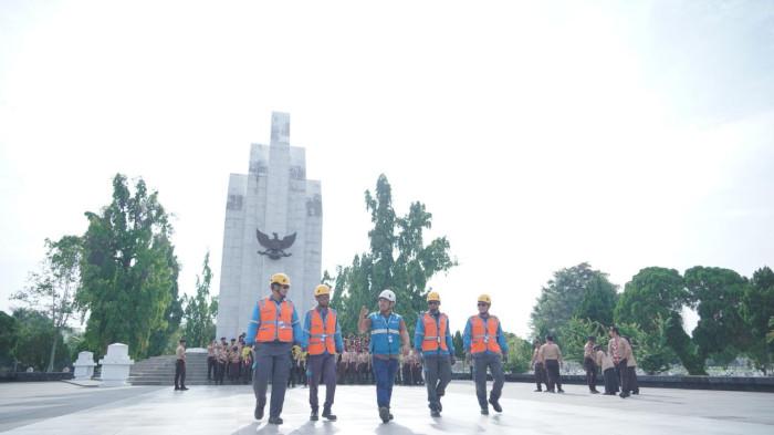 Petugas Pelayanan Teknik memastikan seluruh instalasi