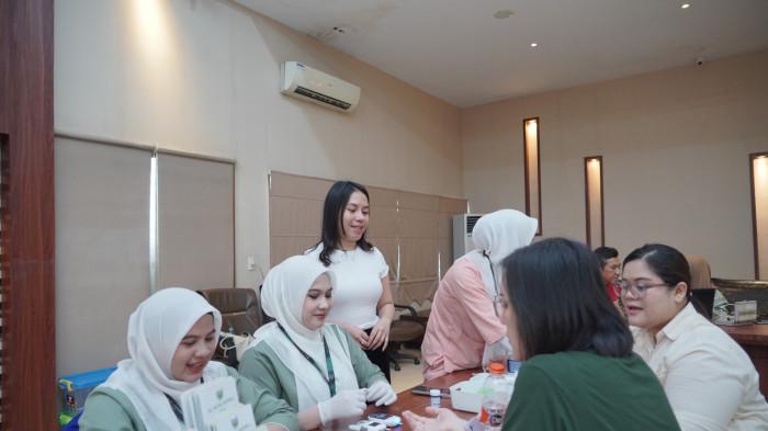 Petugas Rumah Sakit Mitra Medika