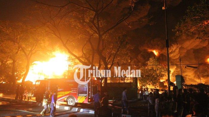 Petugas kebakaran kota Medan berusaha memadamkan kebakaran yang menghanguskan yang bangunan digunakan sebagai pabrik, di Jalan Yos Sudarso, Medan, Selasa (27/1/2026).