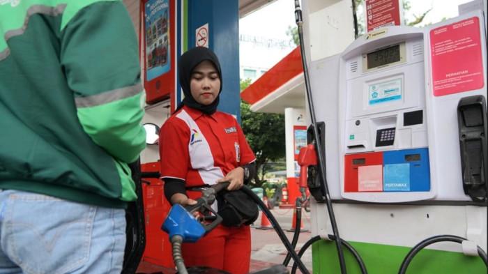 HARGA BBM - Petugas melayani pengisian bahan bakar minyak (BBM) kepada pengendara di SPBU. Pertamina memastikan hingga saat ini belum ada pengumuman resmi terkait perubahan harga BBM per 1 April 2026.