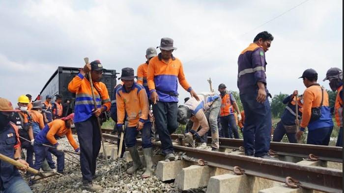 JALUR KAI - Petugas prasarana KAI Divre I Sumut melakukan penambahan dan pemadatan batu balas pada jalur rel Medan–Binjai yang terdampak banjir, Senin (1/12/2025). Perbaikan dilakukan untuk memastikan jalur kembali aman dilewati perjalanan kereta api.