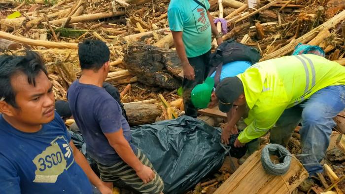 Petugas saat mengevakuasi korban bencana banjir bandang dan tanah longsor yang melanda Kabupaten Tapanuli Tengah (Tapteng) sejak Selasa (25/11/2025)