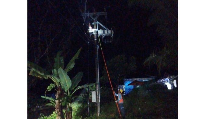 Petugas sedang melakukan penormalan jaringan pasca bencana longsor