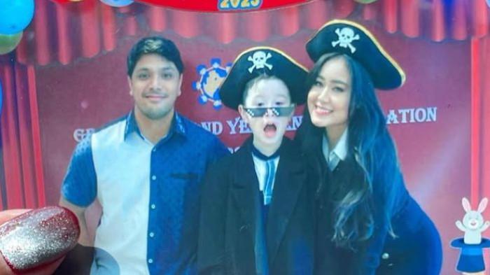 Philo Paz saat ini digosipkan sudah menikah dengan Lydia Juliana Rumangkang