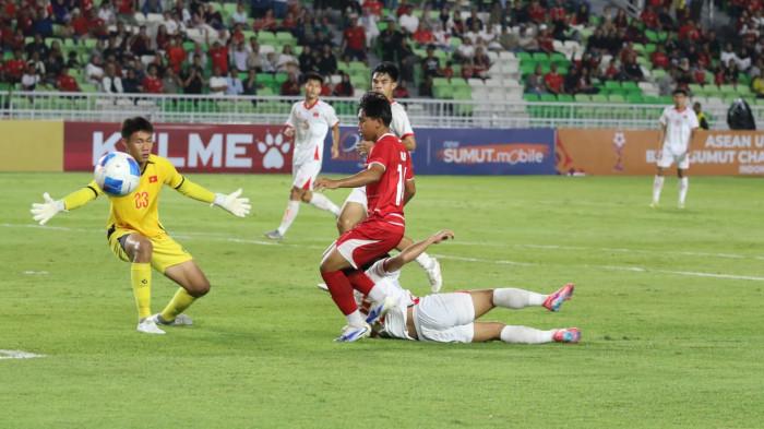INDONESIA VS VIETNAM- Pesepakbola timnas Indonesia berusaha melewati kawalan pesepakbola timnas Vietnam pada lanjutan pertandingan grup A Piala AFF U-19, di Stadion Utama Sumatra Utara, Deliserdang, Minggu (7/6/2026). Dibabak pertama timnas Indonesia unggul sementara atas timnas Vietnam dengan skor 1-0. TRIBUN MEDAN/DANIL SIREGAR