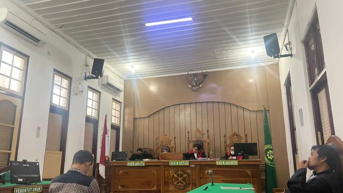 KASUS KORUPSI - Piatur Sihotang, bekas Kepala Desa Hariara Pohan, Kecamatan Harian, Kabupaten Samosir, saat menjalani sidang tuntutan kasus korupsi dana desa  di Pengadilan Negeri Medan, Senin (2/2/2026)/Istimewa.