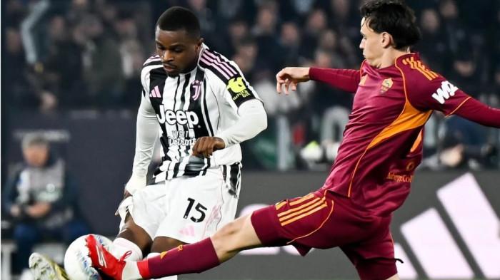 Pierre Kalulu berebut bola