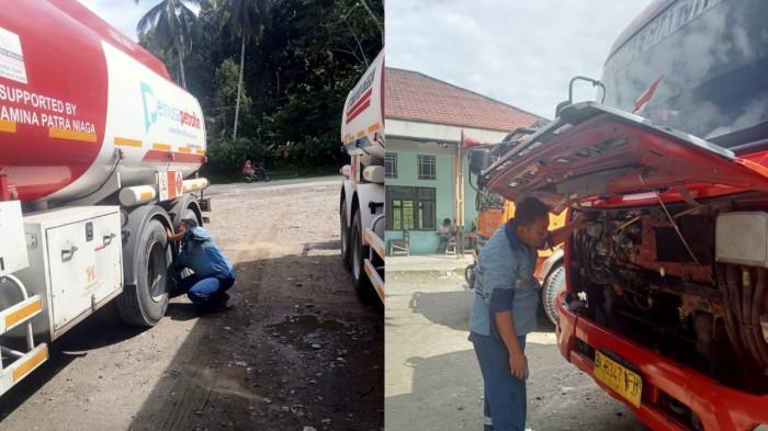 PERIKSA MOBIL TANGKI - Awak Mobil Tangki (AMT) PT Elnusa Petrofin memeriksa mobil tangki saat beristirahat di Pit Stop di jalan lintas Desa Ketambe, Kecamatan Ketambe, Kabupaten Aceh Tenggara, Aceh, Jumat (8/8/2025).