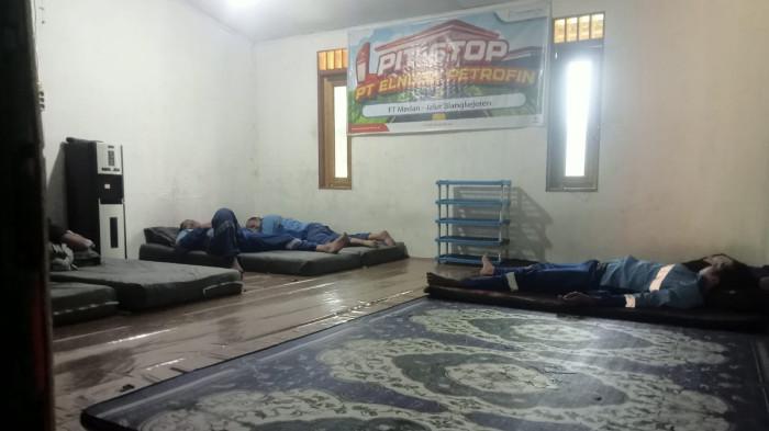 FASILITAS ISTIRAHAT - Sejumlah Awak Mobil Tangki (AMT) PT Elnusa Petrofin beristirahat di Pit Stop PT Elnusa Petrofin sebelum melanjutkan perjalanan mendistribusikan energi ke sebagian wilayah Aceh, Jumat (8/8/2025).